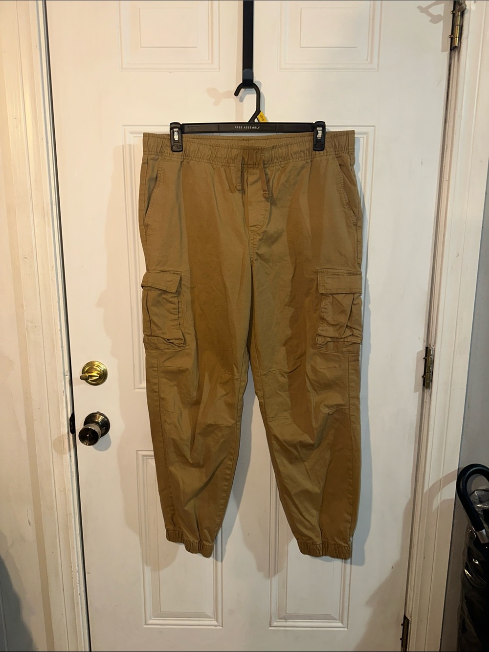 No Boundaries Men's Cargo Pants - Tan